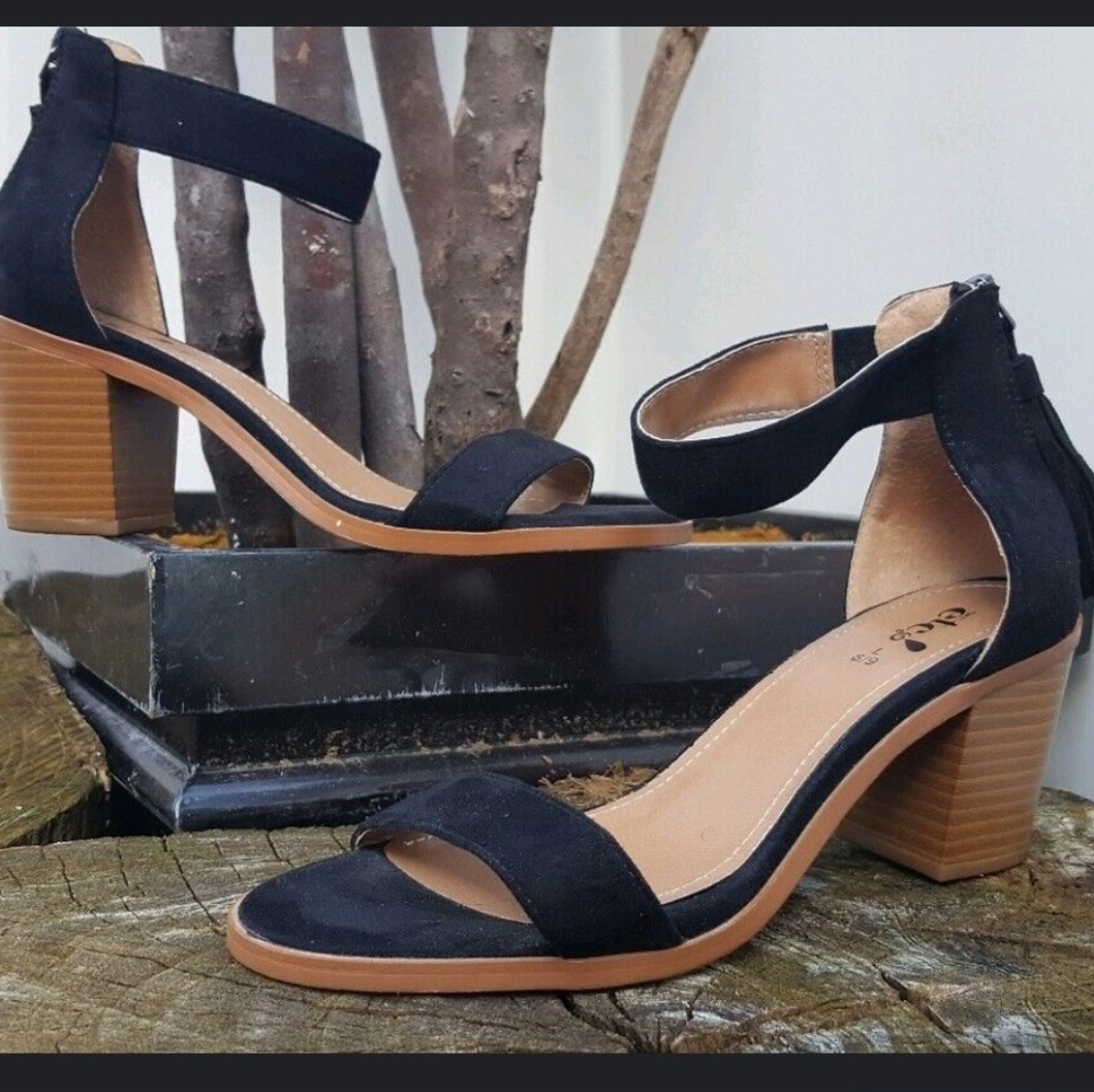 Etc! Black Heels Size 8 / 9 Strappy Block Kitten Heel Short Shoes Confortable